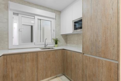 cocina con fregadero y ventana en Luxury Town Apartment, en Los Lorcas