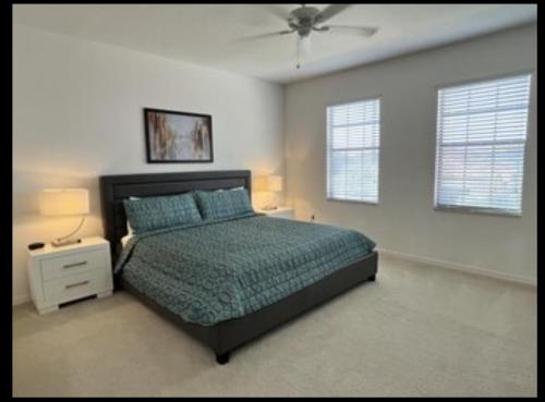 Postel nebo postele na pokoji v ubytování 5 Bedroom House in a Golf resort community near Disney Parks & Universal Studios