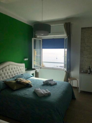 una camera da letto con un letto e due asciugamani di Il Sogno di Contardi A Affittacamere a Monterosso al Mare