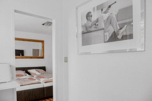 un dormitorio con una foto de un hombre en la pared en Wiesbaden - Apartment im Nerotal, en Wiesbaden
