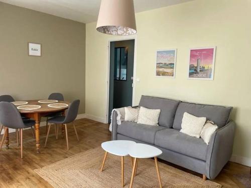 un soggiorno con divano e tavolo di Cocon lumineux a Lorient