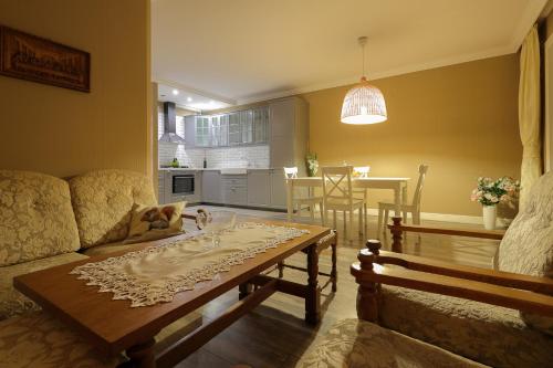 Η κουζίνα ή μικρή κουζίνα στο LOFT APARTAMENT II NAMYSŁÓW