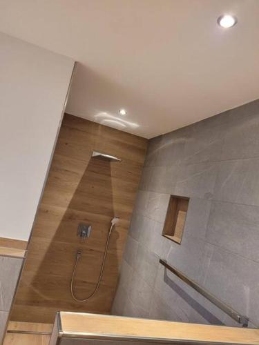 ein Bad mit Dusche in einem Zimmer in der Unterkunft Ferienwohnung Häring in Aitrang