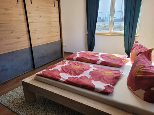 2 camas sentadas en una mesa en una habitación en Ferienwohnung Häring en Aitrang