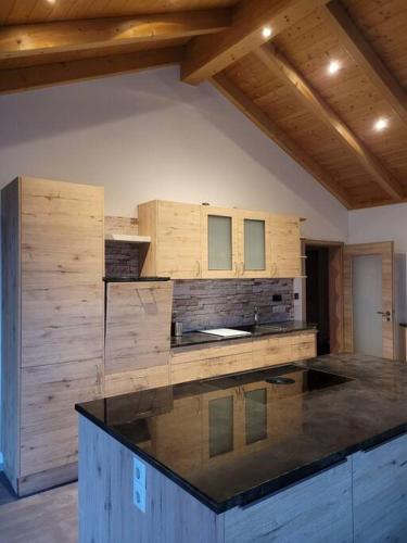 a kitchen with a counter top in a room at Ferienwohnung Häring in Aitrang