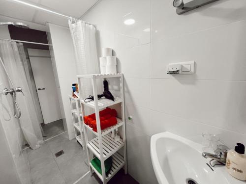 een witte badkamer met een wastafel en een bad bij Lovely Suite Miramar in Málaga