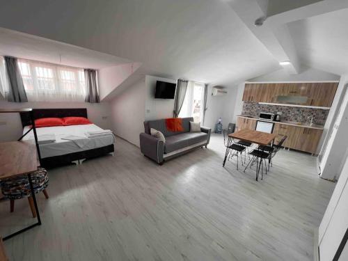 una camera con letto, divano e tavolo di UPART FLATS a Antalya (Adalia)
