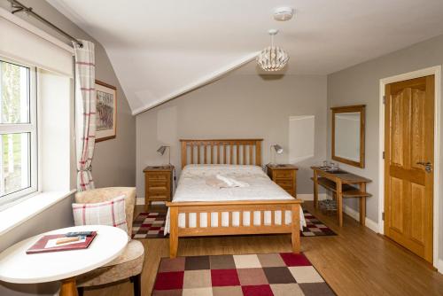 - une chambre avec un lit, une table et une fenêtre dans l'établissement Kilcatten Lodge, à Kilbrittain