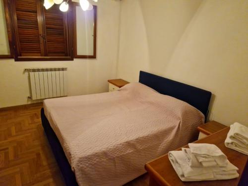 a small bedroom with a bed and a table at Frontemare in Porto Santo Stefano