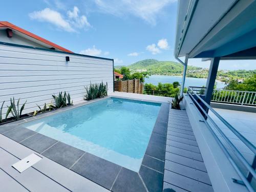 a swimming pool on top of a house at Sublime Villa Piscine - Trésor de la Baie in La Trinité