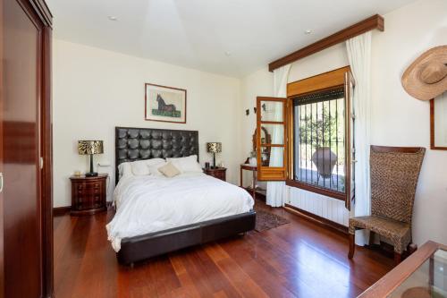 巴薩的住宿－Alojamiento rural de lujo，一间卧室设有一张床和一个窗口