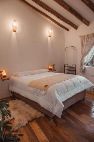 een slaapkamer met een groot bed in een kamer bij Casa Faustina - Pisac in Cuzco
