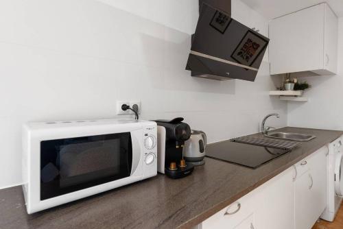 a microwave oven sitting on a counter in a kitchen at Apartamento Valencia in Catarroja