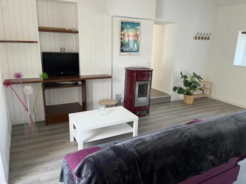 un salon avec un canapé et une table dans l'établissement Terre et mer, à Rouans