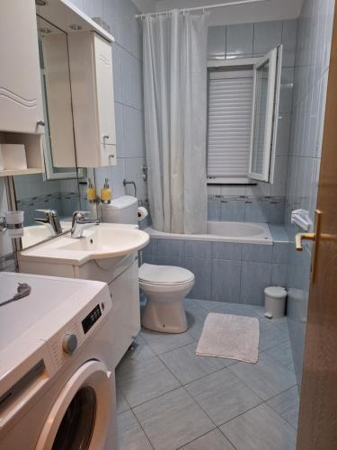 łazienka z umywalką, toaletą i wanną w obiekcie Apartman Buena Vista w mieście Kali