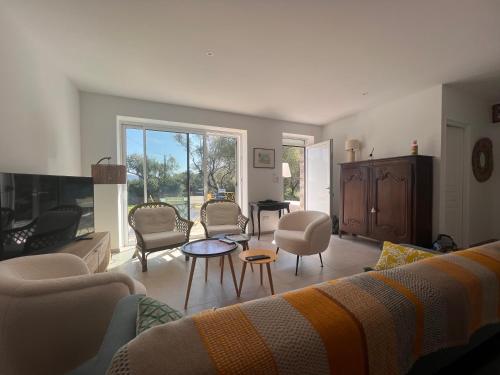 un salon avec un canapé, des chaises et une table dans l'établissement Villa les Oliviers, à Porto-Vecchio