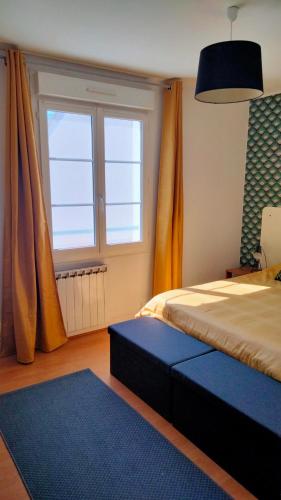 Cosne-Cours-sur-LoireにあるMaison proche du centre villeのベッドルーム1室(ベッド1台、大きな窓付)