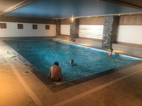 - une grande piscine pour 2 personnes dans l'établissement Superbe appart cosy, piscine terrasse, ascenseur., à Cohennoz