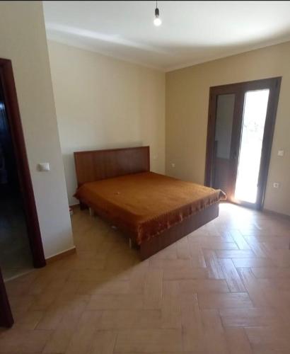 ein Schlafzimmer mit einem großen Bett in einem Zimmer in der Unterkunft Relax in Elbasan
