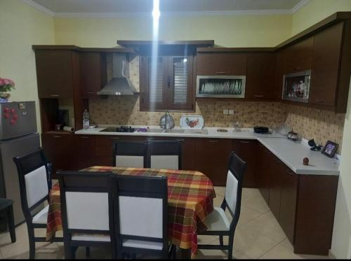 Il comprend une cuisine équipée d'une table et de chaises. dans l'établissement Relax, à Elbasan