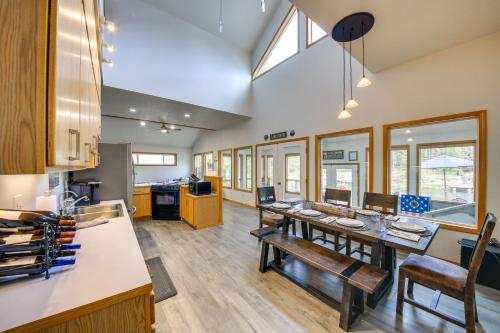 Una cocina o zona de cocina en Expansive Waterfront Escape with Kayaks and SUPs!