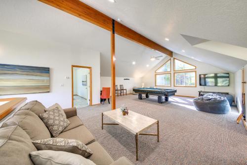 Zona de estar de Expansive Waterfront Escape with Kayaks and SUPs!