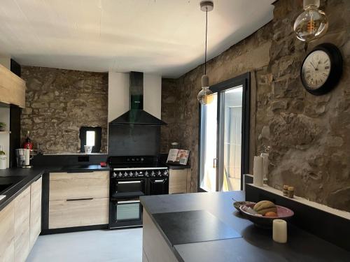 Η κουζίνα ή μικρή κουζίνα στο Luxurious family house with pool in Ardèche.