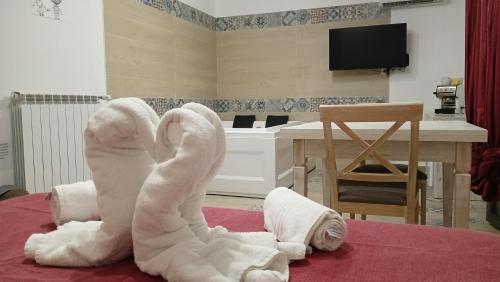 una habitación con un montón de toallas en una cama en Suite sicily rooms appartamenti, en Capaci