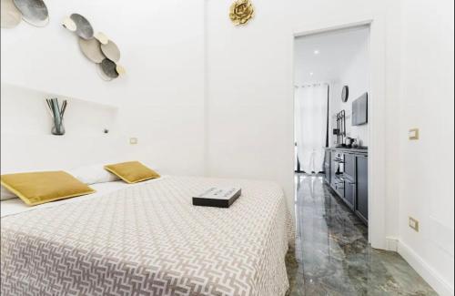 um quarto branco com uma cama grande e uma bandeja. em Pav Suite Rome em Roma