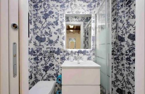 uma casa de banho com um lavatório e um espelho em Pav Suite Rome em Roma