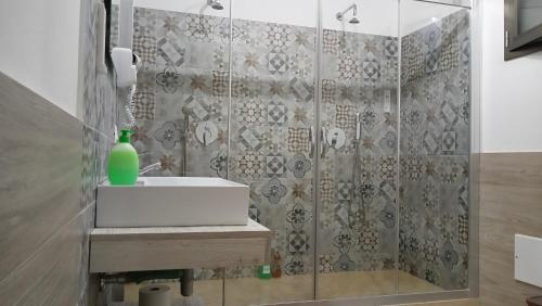 bagno con lavandino e doccia di Suite sicily rooms appartamenti a Capaci