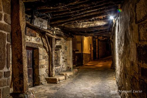 an alley way in an old building at night at AT la abuela Antonia- Ca Pablo in Torre de Don Miguel
