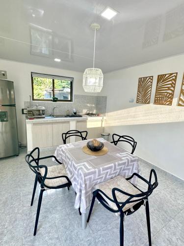 a kitchen with a table and four chairs and a kitchen at Posada Lkjay Providencia Isla in Providencia
