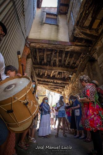 a group of people standing around a drum at AT la Abuela Antonia-El Gurugú in Torre de Don Miguel