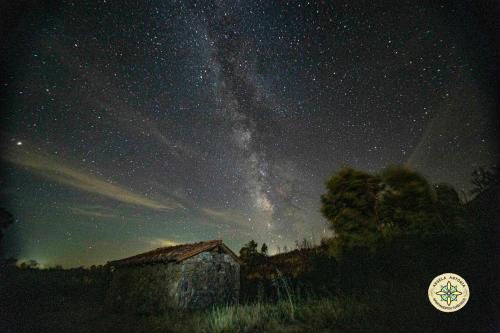 a starry night with an old barn and the milky way at AT la Abuela Antonia-El Gurugú in Torre de Don Miguel