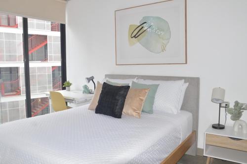 Llit o llits en una habitació de Cozy Stays Cayala Apartments (401)