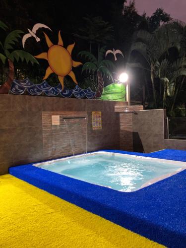 una gran piscina con una pintura en la pared en Hotel Palmera Real, en Bucaramanga