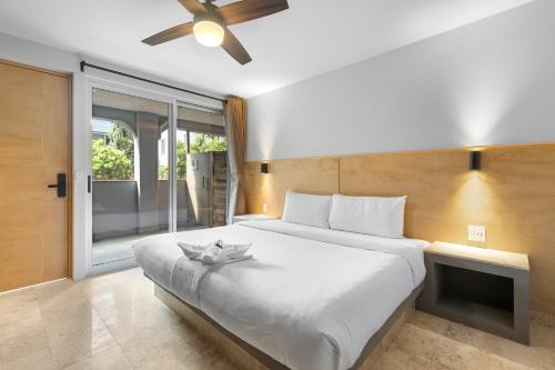 um quarto com uma grande cama branca e uma janela em Hacienda Santa Barbara by Homi Rent em El Jacal