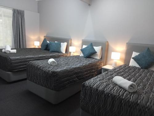 Ein Bett oder Betten in einem Zimmer der Unterkunft Solomon Inn Motel Figtree