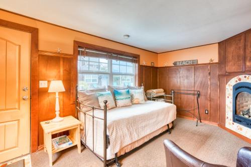 una camera da letto con un letto e un camino di Hidden Villa Cottages (Entire Property, Six Cottages) a Cannon Beach