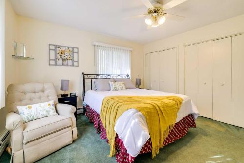 - une chambre avec un lit et une chaise dans l'établissement Tobyhanna Abode with Golf and Pool Access!, à Tobyhanna