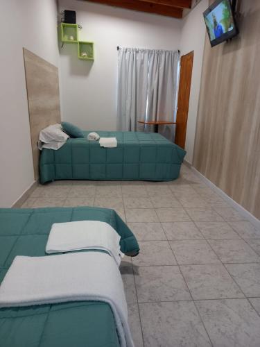 sala de estar con 2 camas y sofá en Santa Rosa LA PAMPA en Santa Rosa