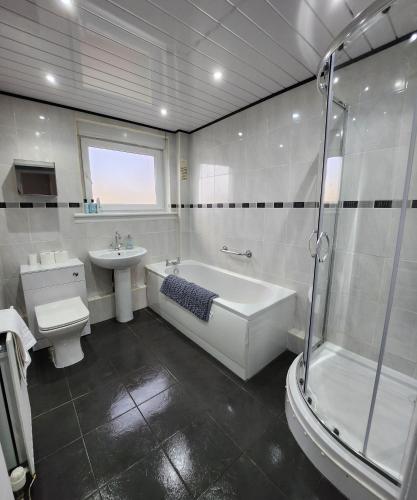 Un baño de FM Homes & Apartments 3 Bedroom House Motherwell