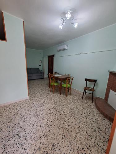 un comedor con mesa y sillas en una habitación en Casa del nonno 2, en Tursi