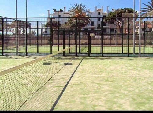 Εγκαταστάσεις για τένις ή/και σκουός στο Special Complex Sol Cambrils ή εκεί κοντά