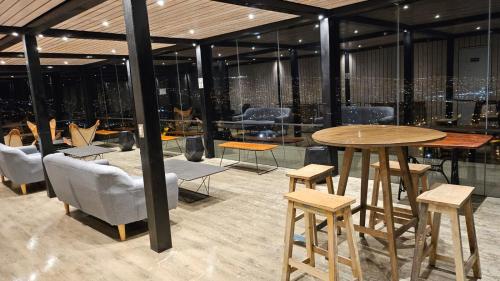 Habitación con mesas, sillas, mesa y cristal en Departamento nuevo 1D1B estacionamiento privado gratis en Viña del Mar