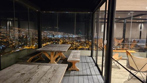 einen Balkon mit einem Tisch und Stadtblick in der Unterkunft Departamento nuevo 1D1B estacionamiento privado gratis in Viña del Mar