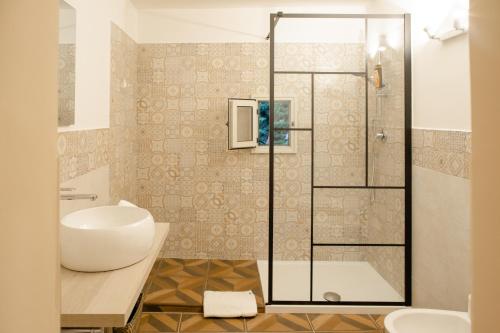 a bathroom with a shower and a toilet and a sink at Suite.delpozzo in Capurso