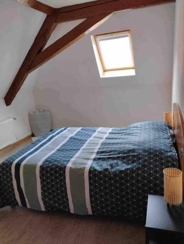 une chambre avec un lit dans une pièce avec une fenêtre dans l'établissement David, à Fellering