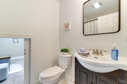 Ein Badezimmer in der Unterkunft Pocono Pines Gem with Fire Pit and On-Site Creek!